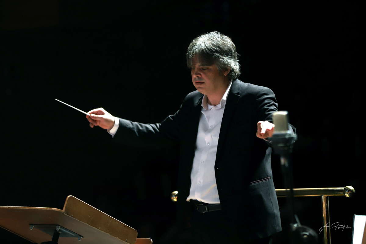 Estreno Evocación Madinat Ilbira, Medina Elvira, Las puertas de la Alhambra y Gómez-Moreno de Hugo Chinesta. Texto y letra: Manuel Andrés Zarapico. Voz: Mely Zafra. Banda Sinfónica Municipal Ciudad de Atarfe. Director: José Antonio Guerrero. 150 Aniversario del descubrimiento de Medina Elvira. Atarfe 3 de diciembre de 2022.